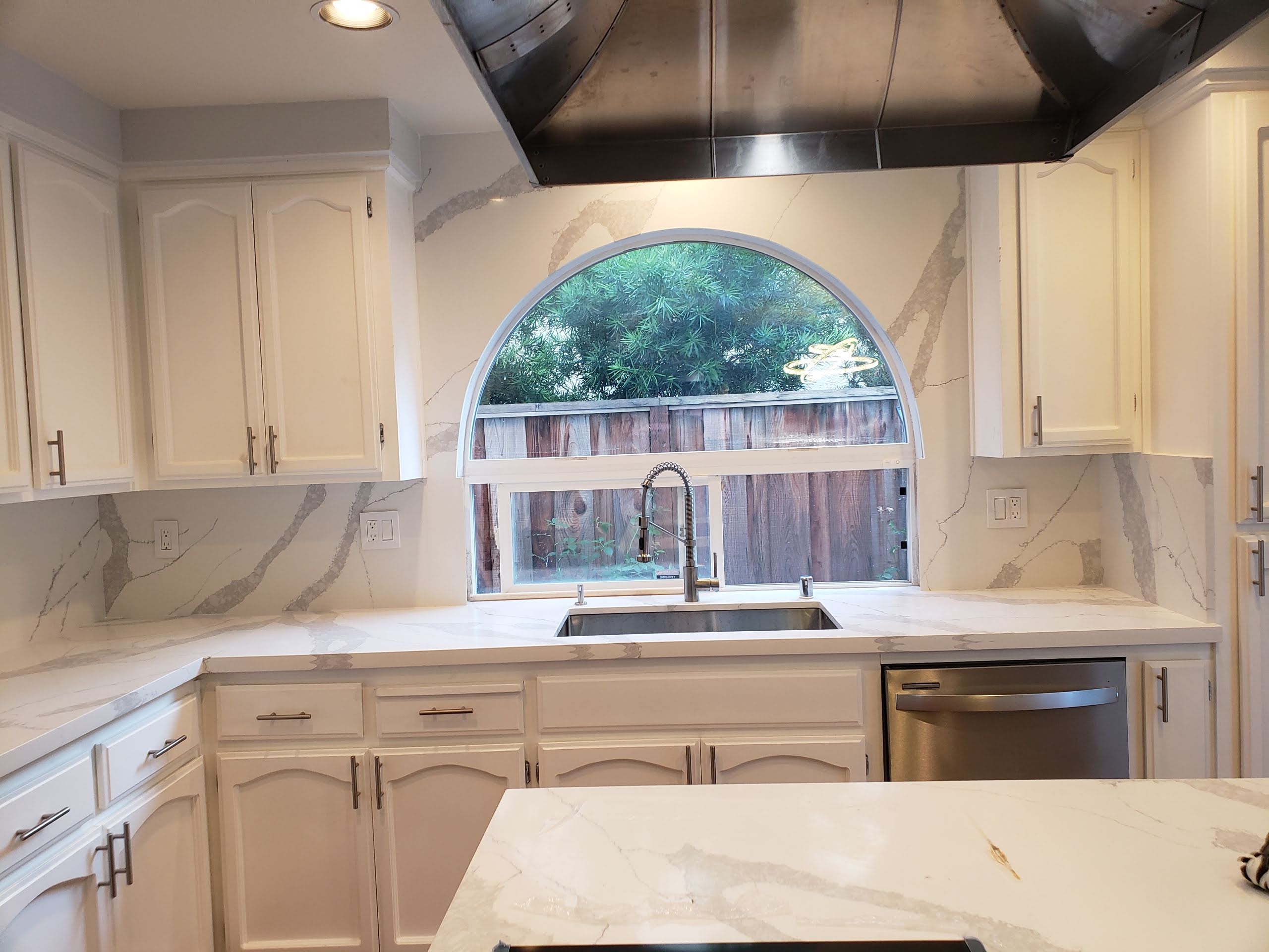 Top quartz countertop installation near me – Bay Area kitchen with Calacatta quartz and arched window backsplash